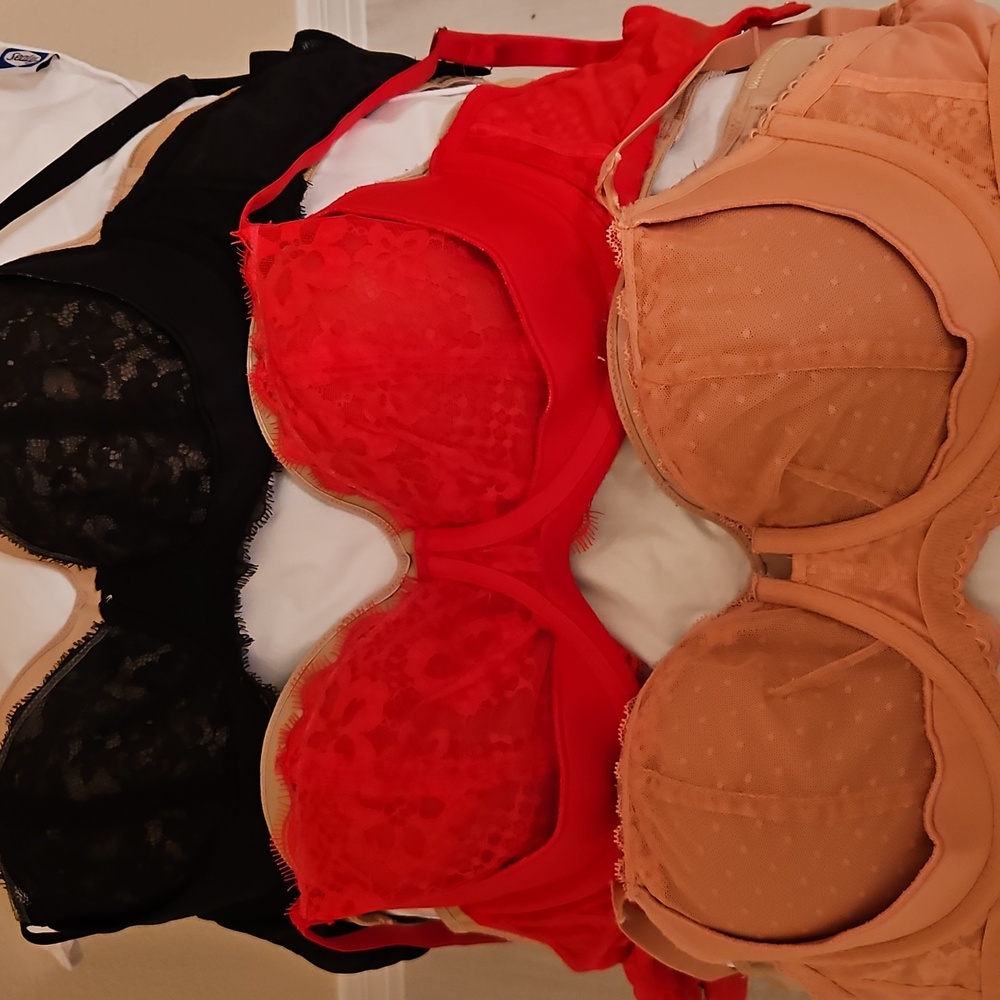 38D VS Elegant Lace Underwire Bra Set - Black, Red, and Peach - Picture 5 of 10